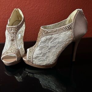 BRAND NEW NUDE HEELS!!